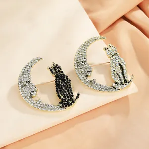 Exquisito broche de aleación con diseño de luna y gato con brillantes diamantes de imitación