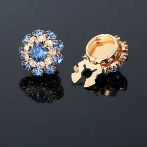 Makroansicht blauer Kristall-Manschettenknöpfe mit Goldbeschichtung und Klappverschluss