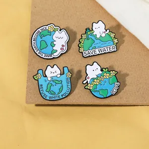 Détail de quatre épingles en émail de chat mignon sur le thème de l'écologie