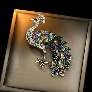 Broche de pavo real creativo con pedrería de colores en base de metal dorado vintage