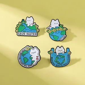 Détail d'un ensemble de quatre pins chat en émail avec motifs terrestres écologiques