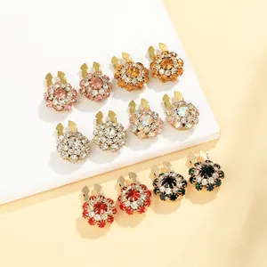 Makro-Detail von runden Strass-Manschettenknöpfen mit goldenem Hirschgeweih-Design