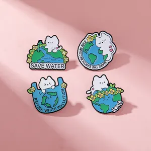 Détail de quatre épingles en émail de chat mignon avec slogans écologiques pour la terre