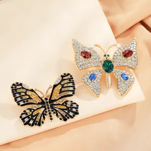 Elegantes broches de mariposa con cristales de colores y baño de oro sobre seda