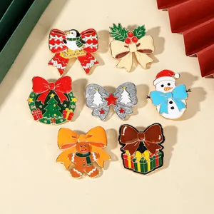 Dettaglio set di spillette natalizie in smalto con Babbo Natale, albero e pupazzo di neve