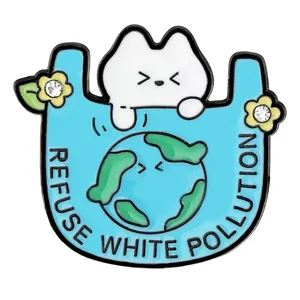 Pin's chat mignon dans sac écolo avec motif terre et slogan Refuse White Pollution