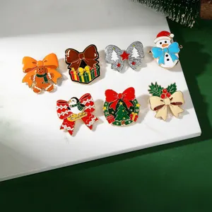 Set di sette spille natalizie in smalto con omino di pan di zenzero, pupazzo di neve