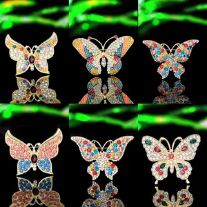 Elegantes broches de mariposa en aleación dorada con cristales sobre fondo negro