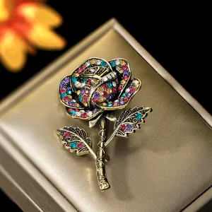 Elegante broche de rosa vintage con diamantes de imitación sobre base bronce
