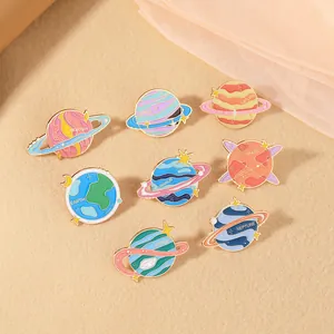 Set di otto spille smaltate a forma di pianeti con design colorati del sistema solare