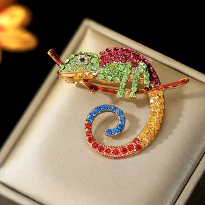 Exquisito broche de lagarto vintage con cristales de colores en una rama dorada