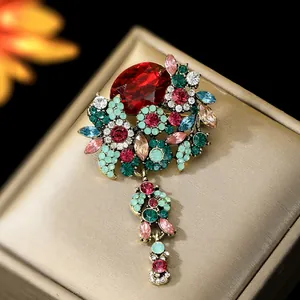 Broche vintage dorado con piedras preciosas de colores y colgante de cristal fino