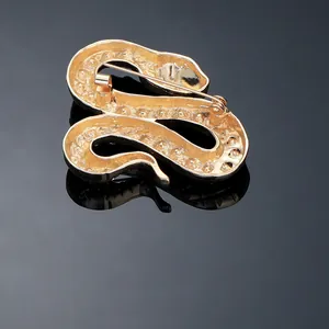 Spilla a serpente dorata vista posteriore con chiusura di sicurezza e struttura cava