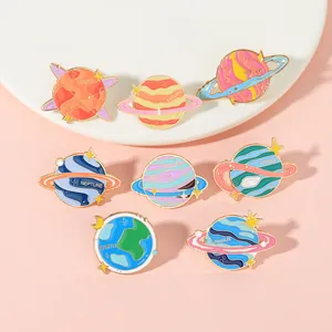 Dettaglio di 8 spille in smalto del sistema solare color macaron su un piatto bianco