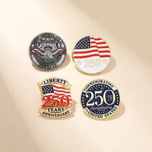 Dettaglio di quattro spille smaltate del 250° anniversario USA con campana e bandiere