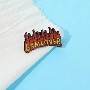 Broche de Moda Punk Aleación Esmalte Llama Game Over Letra Insignia de Juego Vintage Alfiler de Solapa Decorativo Joyería Unisex