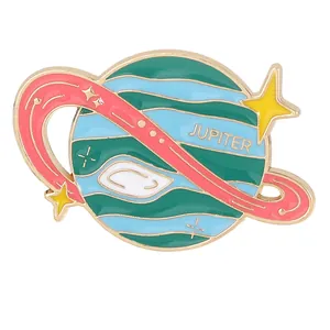 Dettaglio di una spilla smaltata Giove con strisce verdi e anelli rosa su sfondo bianco