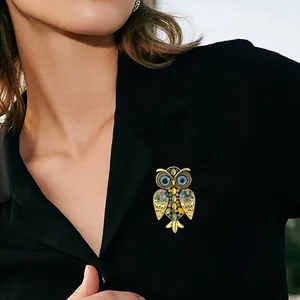 Elegante spilla a gufo con cristalli colorati e smalto su camicia nera
