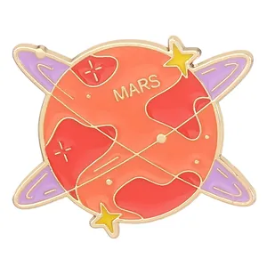 Dettaglio macro della spilla in smalto Marte con superficie arancione e anelli viola