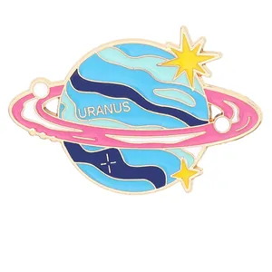 Dettaglio della spilla smaltata Urano con tonalità blu intenso e stelle dorate