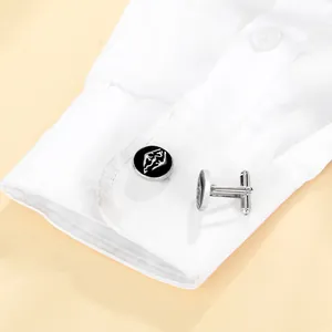Détail de boutons de manchette dragon en argent et émail noir sur poignet de chemise