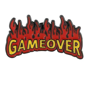 Pin esmaltado Gameover con letras amarillas y diseño dinámico de llama roja