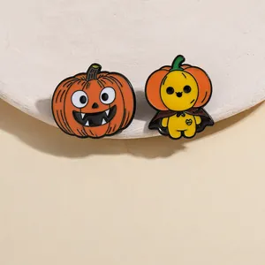 Primo piano di spille di Halloween in smalto con zucca e figura di fantasma cartoon