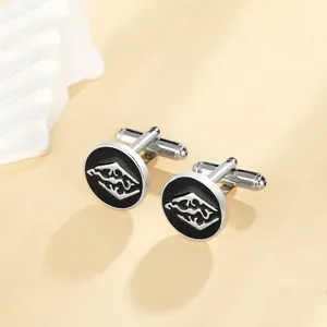Boutons de manchette homme en argent avec motif de montagne noir sur fond chaleureux