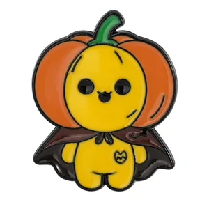 Spilla Halloween a forma di gatto zucca in smalto colorato con finiture metalliche