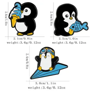 Dettaglio di tre spille a forma di pinguino con dimensioni e peso specificati