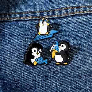 Set di Spille in Smalto a Forma di Pinguino Animato Aeroplanino di Carta Gelato Pesce Spilla in Lega per Zaino Abbigliamento Donna Uomo Gioielli