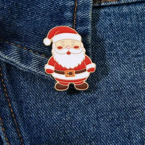 Kreative Weihnachtsmann-Emaille-Brosche an Jeansjacke für weihnachtliches Styling