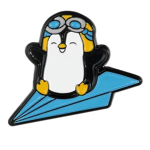 Simpilla spilla in smalto a forma di pinguino con occhiali su aereo di carta blu