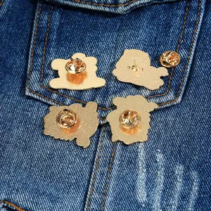 Detail von Metallstift-Rückseiten mit Schmetterlingsverschlüssen auf Denim-Stoff