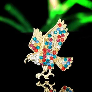 Broche de águila con diamantes de imitación de colores y aleación dorada con reflejo elegante