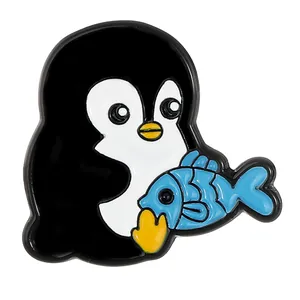 Simpatica spilla in smalto a forma di pinguino con pesce blu per uno stile creativo