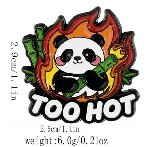 Détail du pin's panda avec motif flamme TOO HOT montrant la taille 2,9cm et le poids 6g
