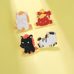 Set mit vier süßen Tier-Emaille-Pins inklusive Pferd und Zebra auf gelbem Grund