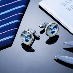Boutons de manchette argentés pour hommes avec motif vague sur une surface réfléchissante