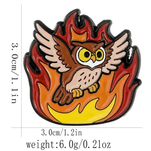 Vue détaillée du pin's hibou en émail avec motifs de flammes incluant taille et poids