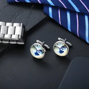 Boutons de manchette en argent avec motif Grande Vague de Kanagawa sur fond de cuir sombre