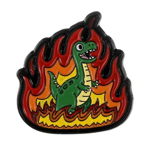 Détail du pin's dinosaure en émail avec motif de flammes vives et finition métal brillant