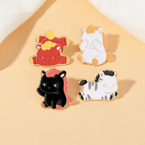 Set aus vier niedlichen Tier-Emaille-Anstecknadeln mit Katzen- und Pferdemotiven