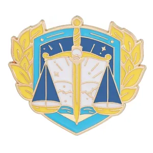 Emaille speld met weegschaal van gerechtigheid, zwaard, blauw schild en laurier