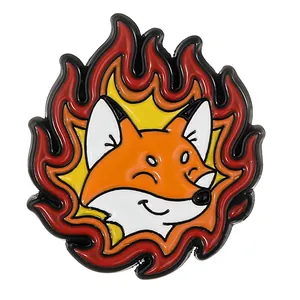Détail d'un badge en émail avec renard de dessin animé et contour de flamme éclatant
