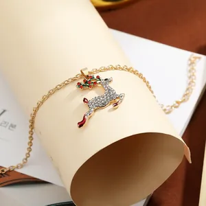 Sprankelende kerst rendier ketting met gouden afwerking en emaille details