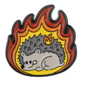 Détail du pin's émaillé hérisson de flamme créatif avec bordures en métal noir poli