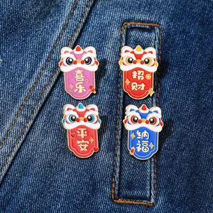 Detalle de cuatro pines de esmalte de danza del león chino sobre tela de mezclilla