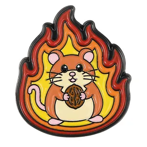 Broche en émail représentant un hamster avec une noix et un motif de flammes colorées