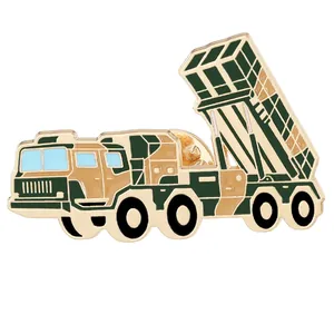 Épinglette détaillée en émail avec un design de lance-roquettes militaire camouflé